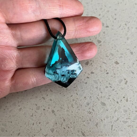 Resin Mountain Wolf Pendant for Man, Outdoor Fashion Jewelry - Picture 4 of 11